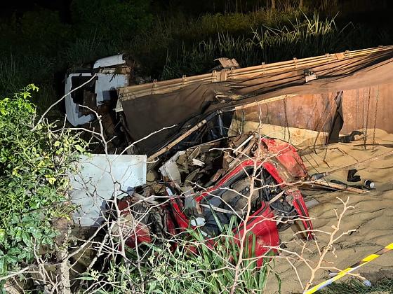 Com a força do impacto, os veículos foram arremessados para fora da pista