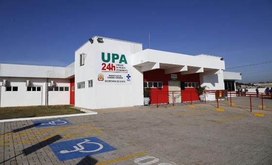 Bebê de 7 meses vai para cirurgia com coágulo na cabeça; mãe e babá são levadas à delegacia.