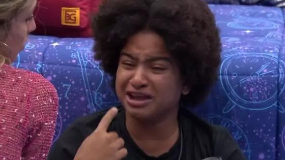 Milena chora após perder estalecas