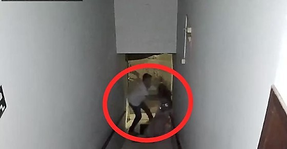 Câmeras de segurança registraram o momento da ação, onde é possível ver a vítima tentando se afastar do agressor e gritando por socorro