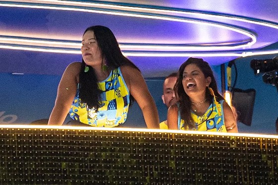 Gabriela e Chaiany saíram da casa para assistir o desfile na Sapucaí