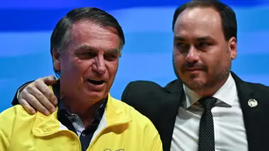 Carlos Bolsonaro e seu pai, o ex-presidente Jair Bolsonaro (PL).