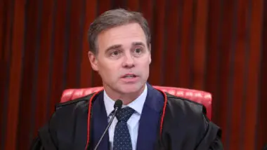 André Mendonça disse que uso sons e imagens que remetam à disputa eleitoral pode configurar "violação à paridade de armas e confusão entre o que é artístico e o que é propaganda eleitoral vedada" em votação de ação contra samba-enredo que homenageia Lula em desfile no Rio