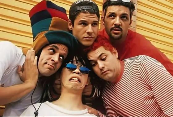 Banda fenômeno nos anos 1990, os Mamonas Assassinas ficaram conhecidos por suas letras debochadas como Brasília amarela, Sabão Crá-Crá e Pelados em Santos.