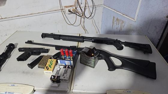 Em Luziânia, uma pessoa foi presa em flagrante com armas e drogas durante as buscas