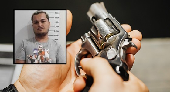 As imagens mostram o momento em que o criminoso chega ao local usando um capacete vermelho e uma jaqueta com faixas refletivas