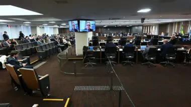 Mesmo com derrubada de adicional após repercussão negativa, Senado cria novo penduricalho a servidores do TCU.