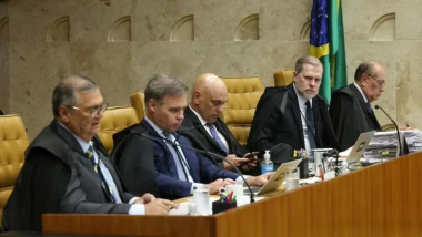 Ministros do STF em sessão sobre corte de penduricalhos.