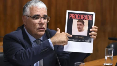Senador Eduardo Girão provoca governistas com cartaz de "procurado" com o nome de Fábio Luiz, o Lulinha.