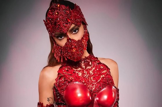 Evangelicos vão até os “Ensaios da Anitta” para pregar a palavra de Jesus.