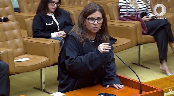 Cláudia Márcia de Carvalho Soares, tem viralizado nas redes sociais desde quarta-feira (25), deviso à defesa que ela faz aos benefícios pagos aos magistrados, chamados de "penduricalhos".