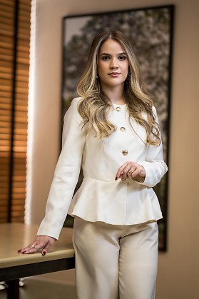 Clara Berto Neves Caporossi é advogada sócia do escritório Mestre Medeiros Advogados Associados. Especialista em Direito Processual Civil, com atuação em Direito Empresarial e recuperação de empresas. Graduada em Direito em 2018, iniciou a carreira n