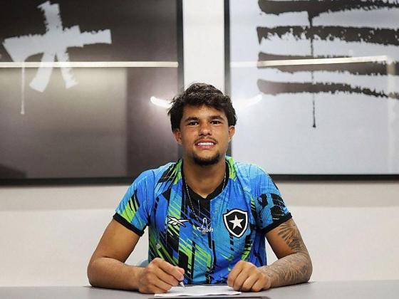 O jovem integra a categoria de base do clube desde 2024.