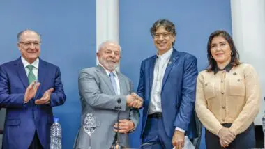 Marcio Pochmann, durante sua posse como presidente do IBGE, ao lado do presidente Lula, da ministra do Planejamento e Orçamento, Simone Tebet, e do vice-presidente Geraldo Alckmin.