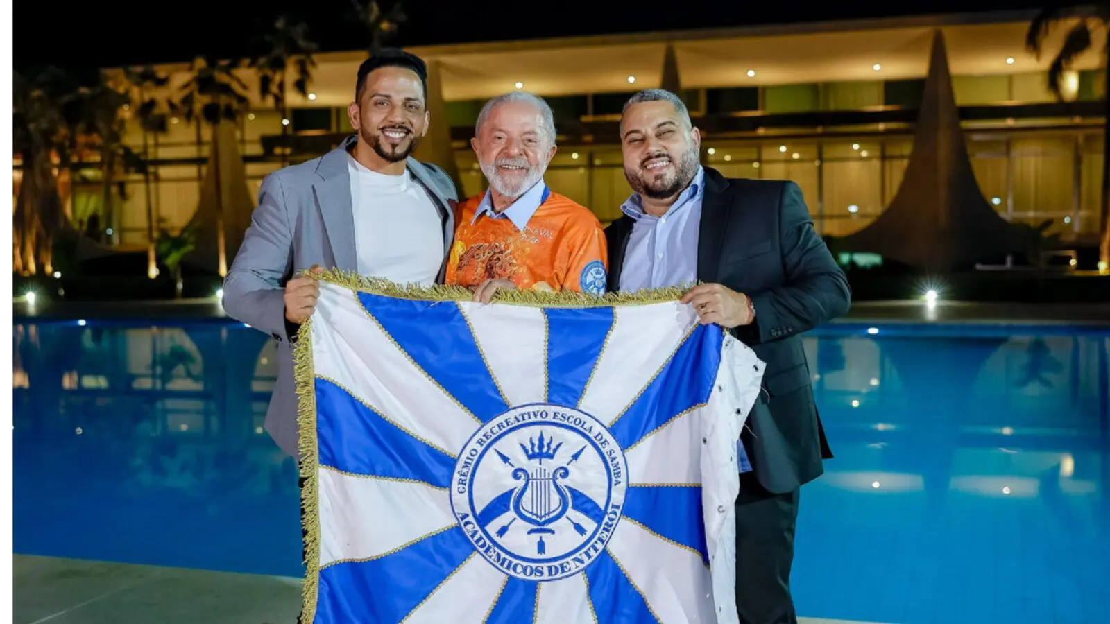 Da esquerda para a direita, o carnavalesco Tiago Martins, Lula e o presidente da Acadêmicos de Niterói, Wallace Palhares