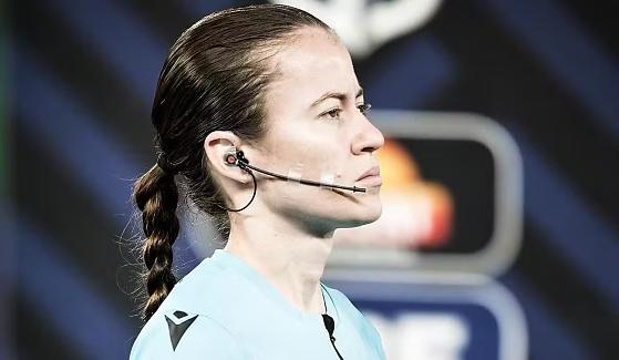 Árbitra assistente Fernanda Kruger.