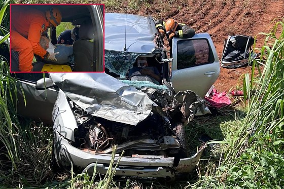 Bombeiros utilizam ferramentas de corte para retirar motorista que ficou preso às ferragens na BR-070