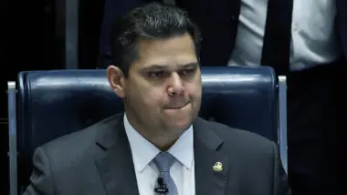 Alcolumbre dispara contra governo Lula, reclama de ataques e promete reação