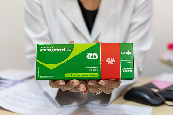 O medicamento é concedido gratuitamente pelo Ministério da Saúde, por meio do Sistema Único de Saúde (SUS), e estará disponível em todos os postos de atenção primária de Cuiabá.