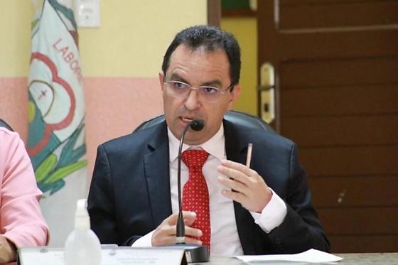 O parlamentar esfregou as partes íntimas nela durante o desembarque de um voo. 