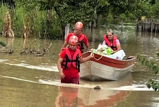 Idosa de 95 anos foi resgatada de enchente em Guarantã do Norte. 