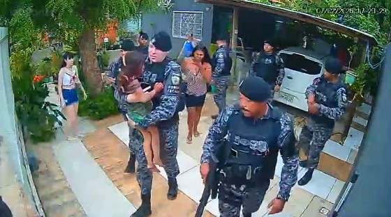 O momento em que os agentes socorreram a criança
