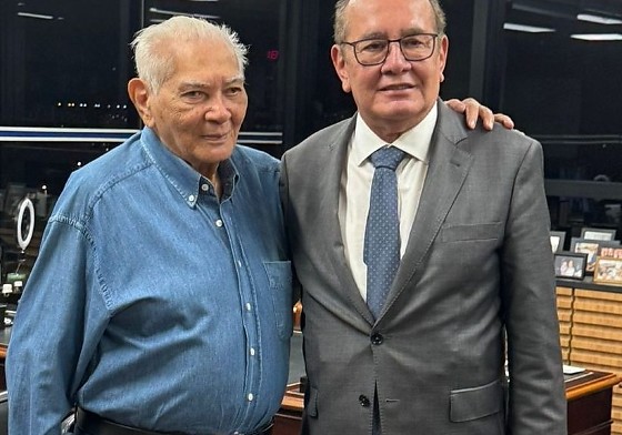 Na foto, o jurista aparece ao lado do sobrinho, o ministro do STF Gilmar Mendes.