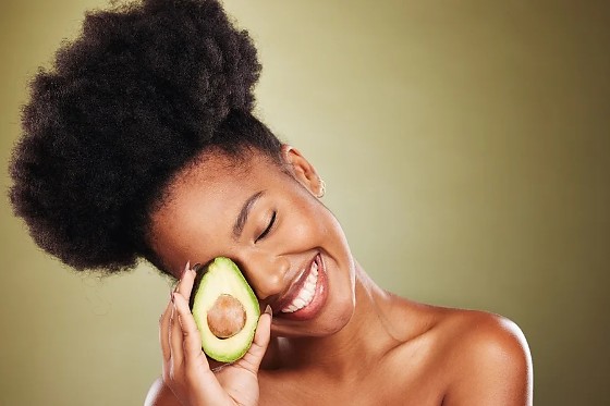 Presente naturalmente em alimentos como sementes, oleaginosas, azeite de oliva, abacate e vegetais verdes, a vitamina E ajuda a proteger as células da pele.