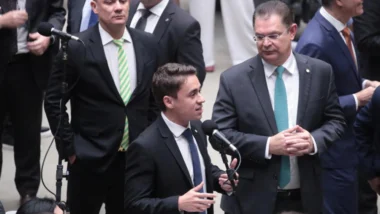 Durante reunião da bancada do PL na Câmara, Nikolas tomou a palavra para se dizer leal a Bolsonaro e se comprometer a transferir seu capital político a Flávio.