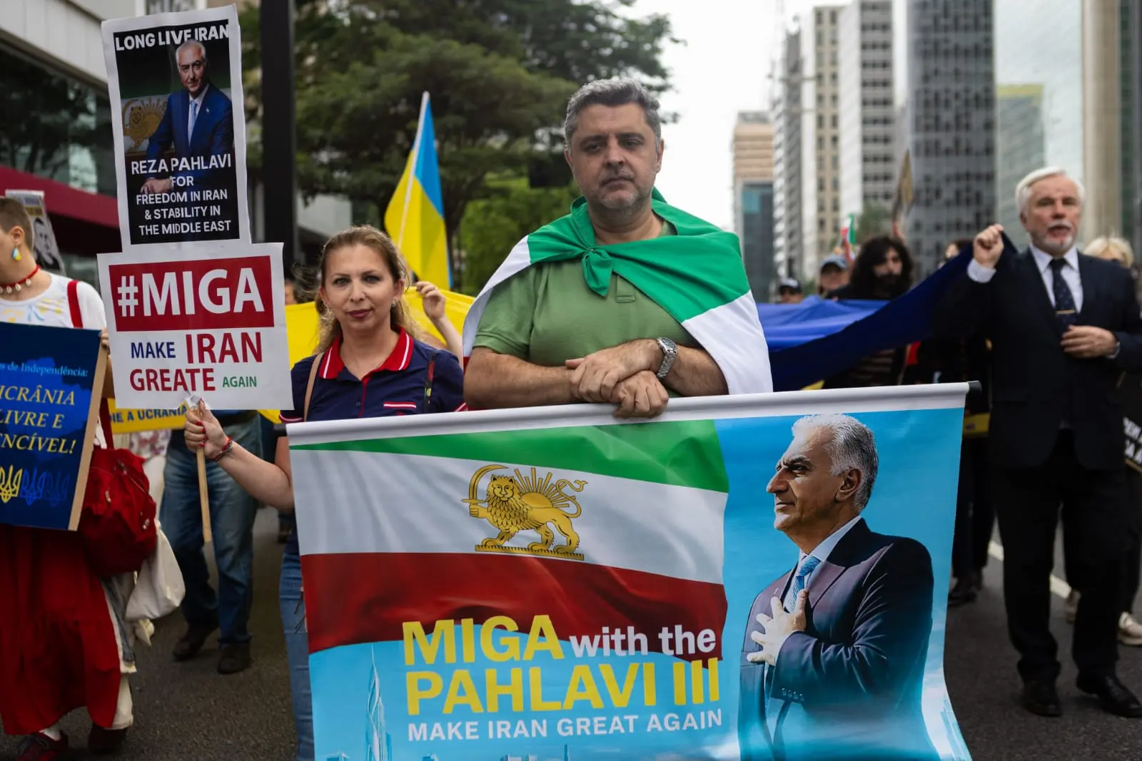Refugiados iranianos no Brasil defendem que o povo do Irã decida, por eleições, qual regime deve governar o país.