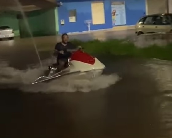 No vídeo, que circula nas redes sociais, o homem pilota o veículo sem utilizar equipamentos de proteção individual