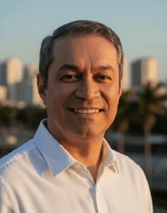 Alex Rufino da Silva é professor, Gestor Educacional e Jornalista.