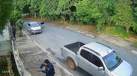 Um terceiro integrante da quadrilha conseguiu fugir pulando o muro dos fundos da casa e ainda é procurado.