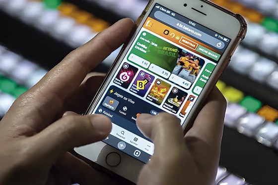 Casos moderados ou graves são encaminhados automaticamente para o atendimento por vídeo, enquanto situações leves recebem orientação para buscar apoio presencial na Rede de Atenção Psicossocial, que inclui CAPS e UBS