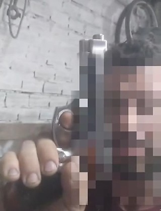 Após ser detido, foi encaminhado à delegacia e permanece à disposição da Justiça, devendo passar por audiência de custódia.