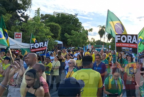 O ato teve início às 16h em Cuiabá.