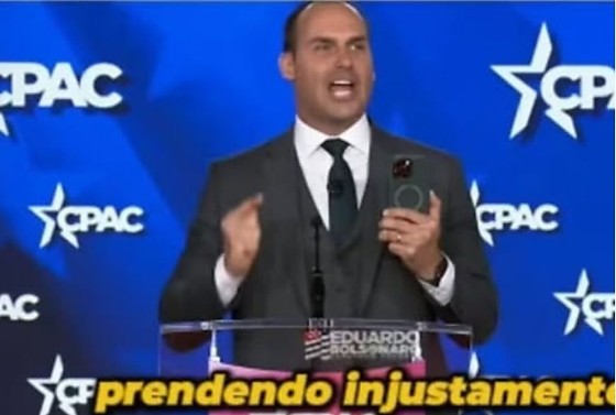 No registro, Eduardo Bolsonaro afirma que a gravação de seu discurso seria enviada e exibida ao pai.