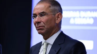 Troca de advogados ocorre no mesmo dia em que Segunda Turma do STF forma maioria para manter Vorcaro preso.