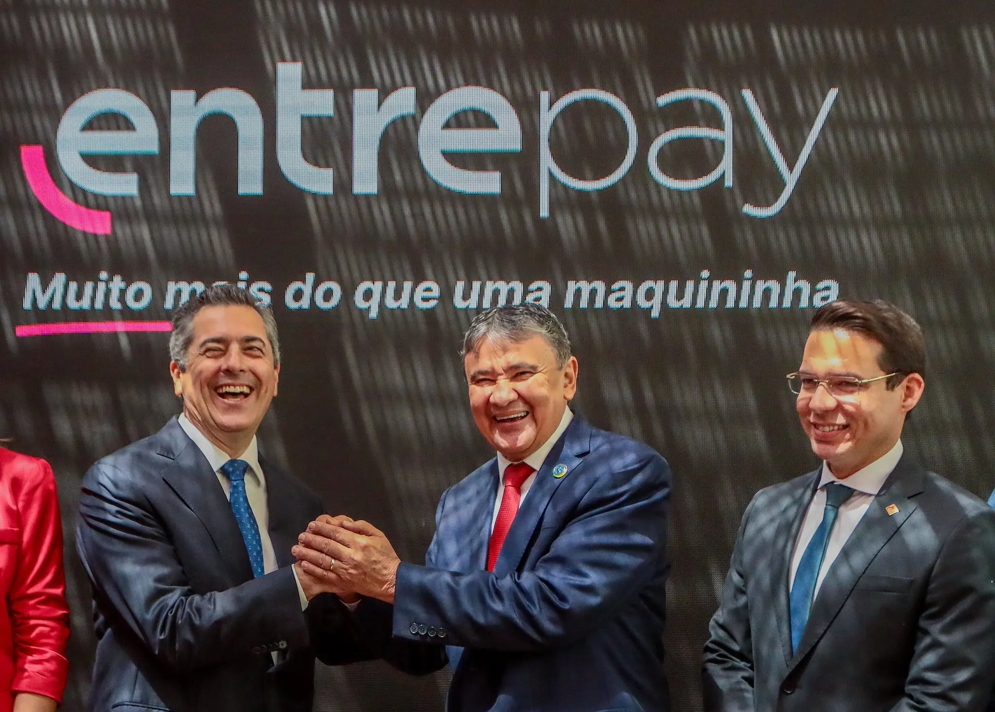 Antônio Freixo e Wellington Dias apertam as mãos após adesão ao programa Acredita no Primeiro Passo.