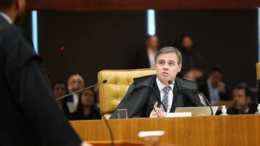 Ministro assumiu relatoria após suspeitas em torno de Toffoli e decidirá sobre benefício que pode expor relação com Vorcaro.