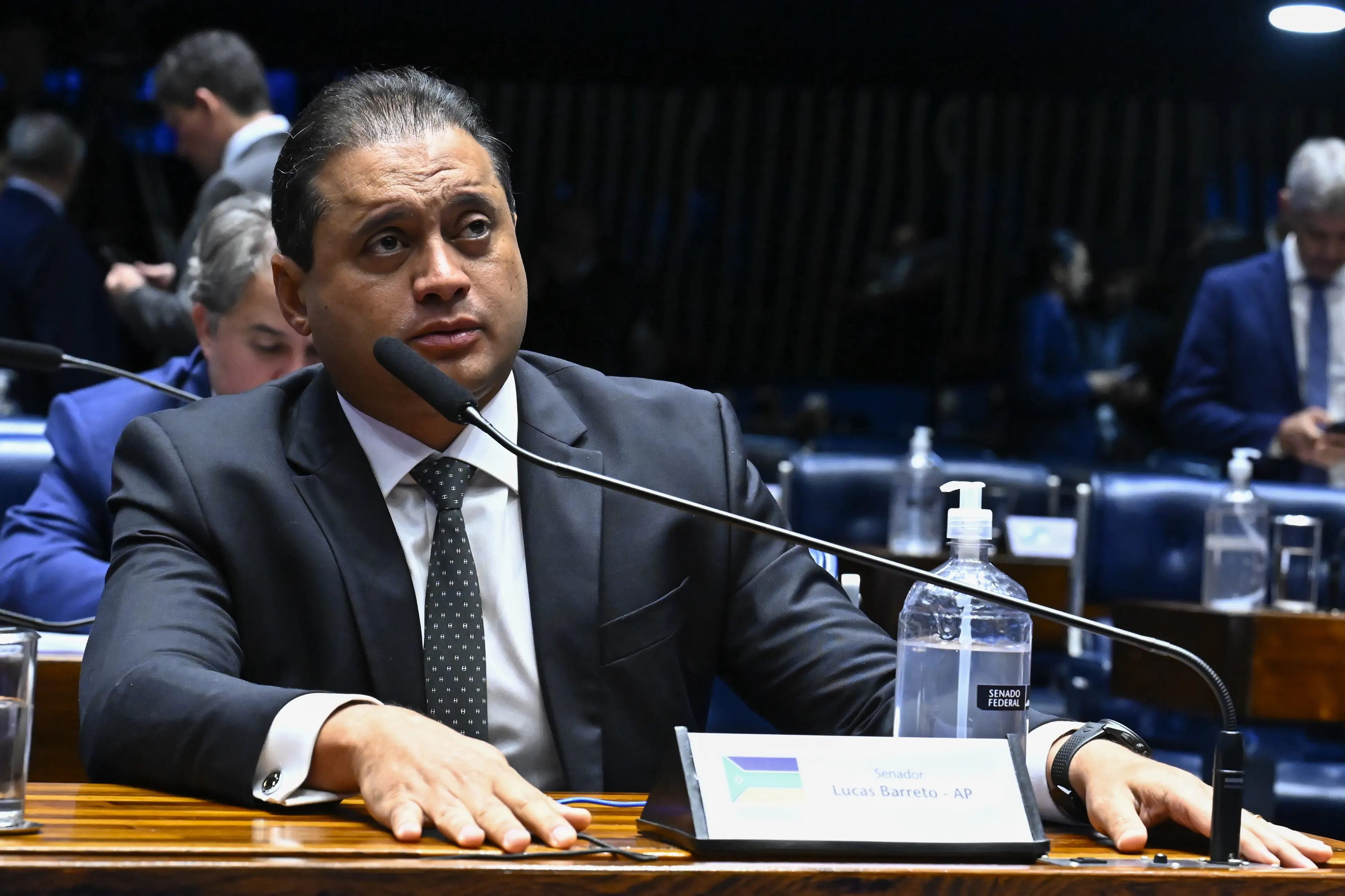 Alvo de busca e apreensão no âmbito da Operação Sem Desconto, senador Weverton pediu urgência a aumentos e criação de cargos.