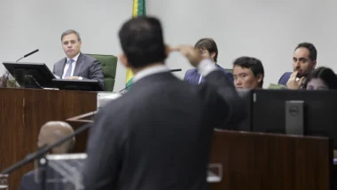 Ministro assumiu relatoria após suspeitas em torno de Toffoli e decidirá sobre benefício que pode expor relação com Vorcaro.