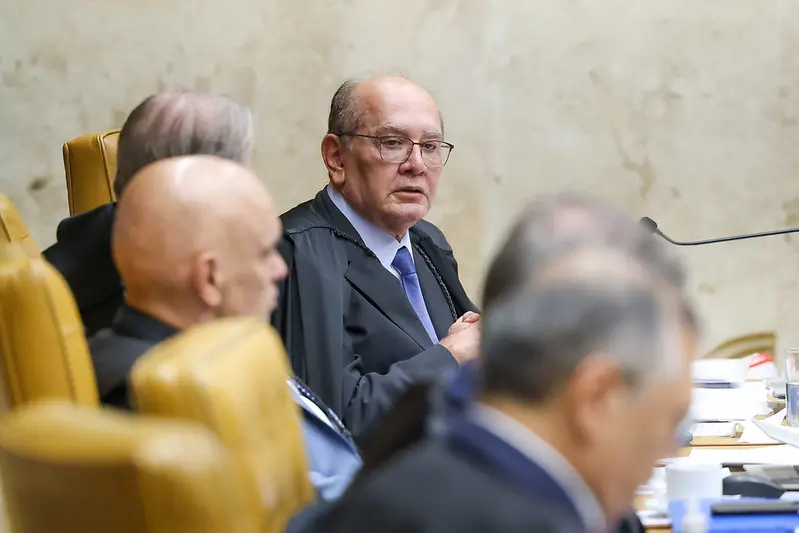 As ações são diferentes: enquanto a de Dino é uma reclamação e virou determinação a todos os poderes, a do decano do STF é uma ação de inconstitucionalidade válida apenas ao Judiciário e aos MPs.