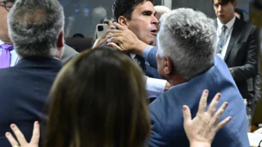 Equipe de fotografia do Senado Federal capturou agressão de Rogério Correia (PT-MG) a Luiz Lima (Novo-RJ).
