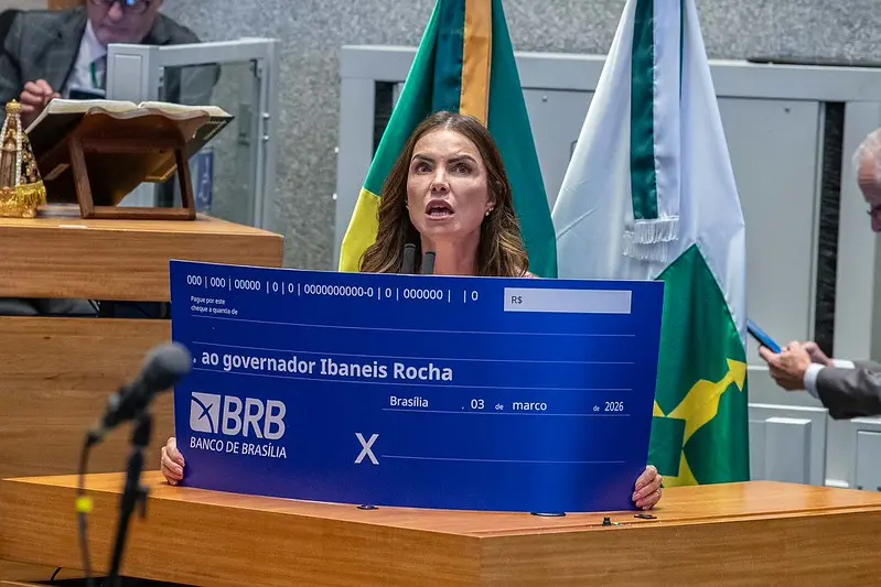 Oposição alega que medidas de restruturação do BRB são "cheque em branco" e comprometem contas do DF.