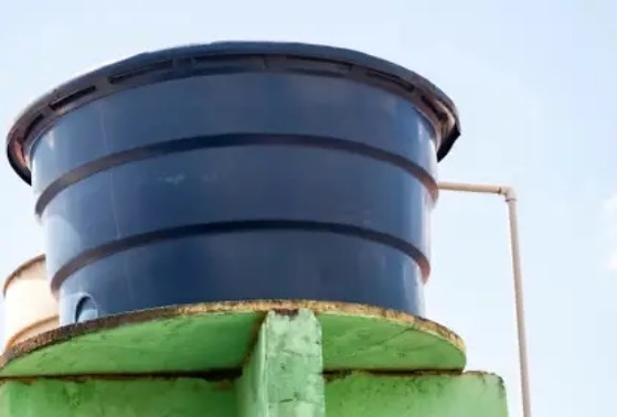 A caixa d’água, com capacidade para 5 mil litros, estava cheia no momento do serviço, o que sobrecarregou a estrutura