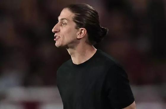 Filipe Luís não resiste a mal começo de temporada do Flamengo