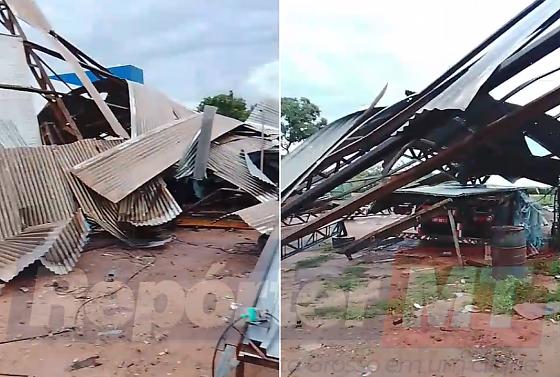 Um vídeo registrado por um funcionário mostra as estruturas metálicas caídas no chão e sobre caminhões.