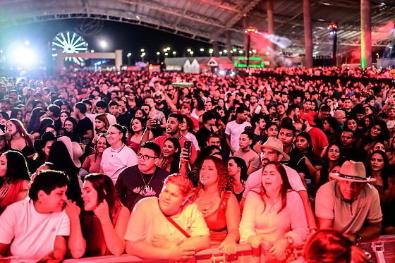 A solenidade reuniu autoridades, organizadores, criadores, competidores e um grande público.