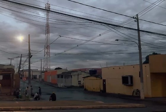 Fila para receber doações de ossos em Cuiabá.